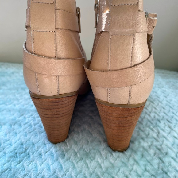 Le Chateau Genuine Leather Booties - Picture 2 of 2